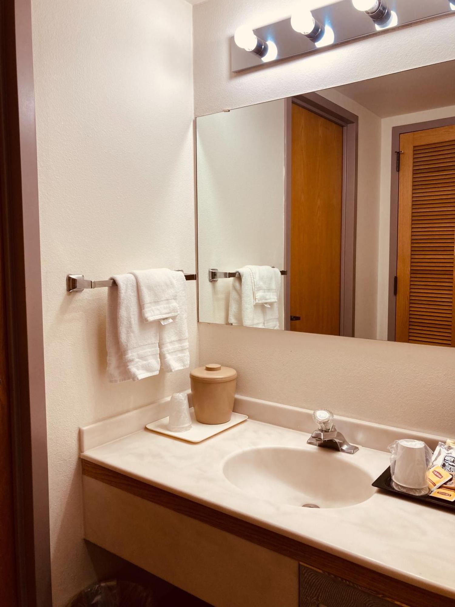 Alex Hotel And Suites Анкъридж Екстериор снимка